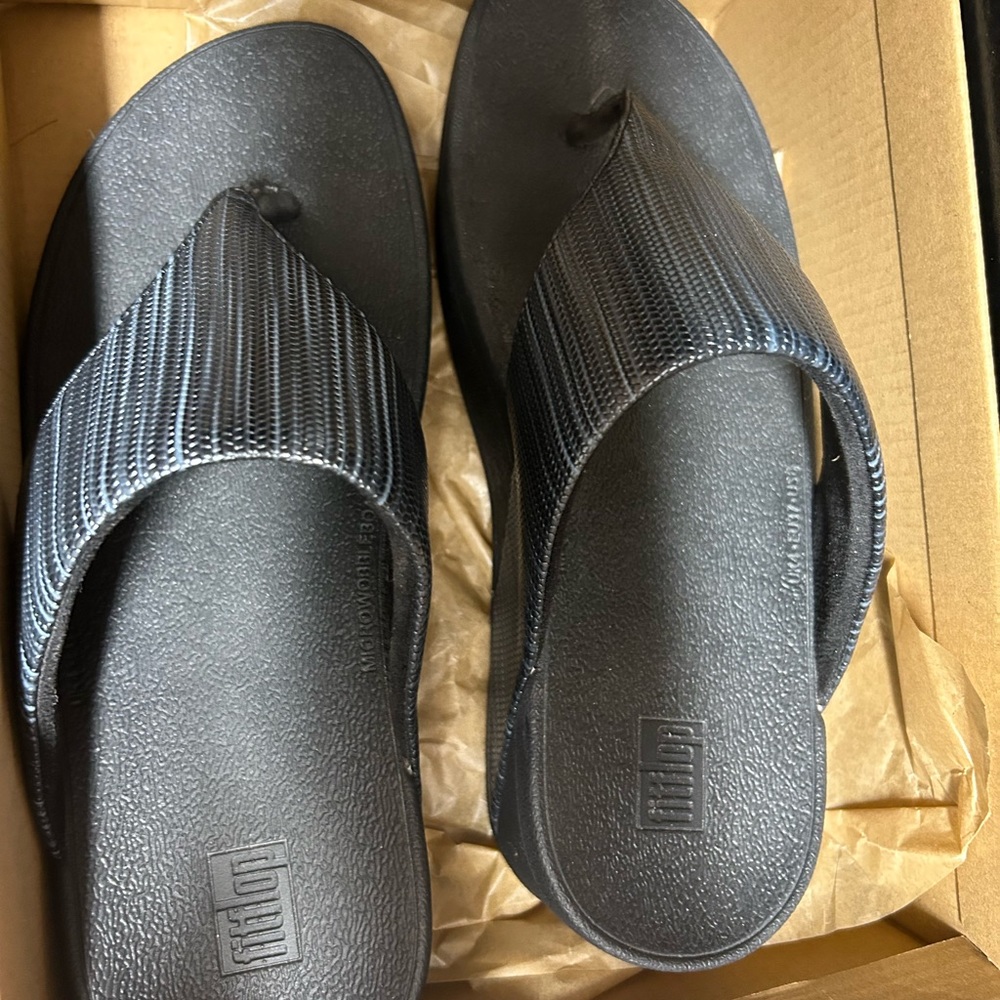 Fit Flop wedge flip flopsblack size 6 almost new